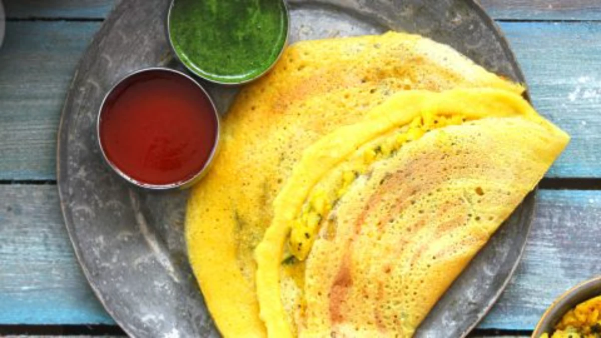 Moong Dal Chilla with green chutney and tomato chutney.